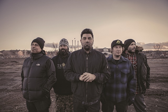 (From left) Sergio Vega (bass), Abe Cunningham (drums), Chino Moreno (vocals), Frank Delgado (keyboards), Stephen Carpenter (lead guitar). Photo by Frank Maddock.