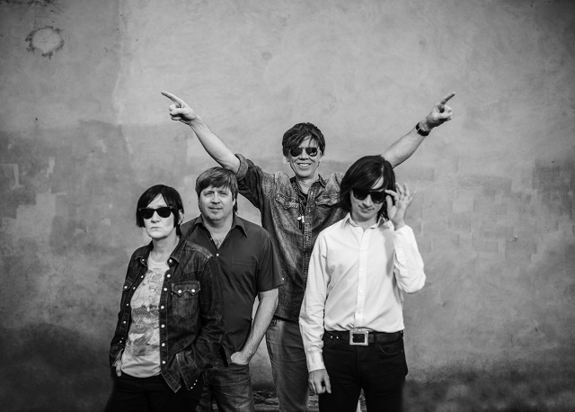 (center) Thurston Moore with his band. Photo: Phil Sharp