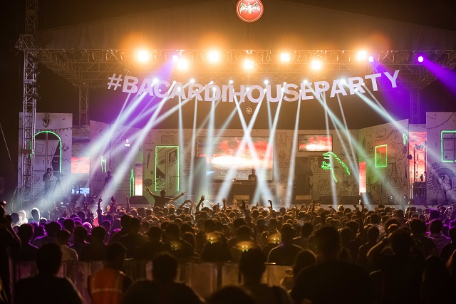 The crowd during desi bass producer Nucleya's closing set on Day 1 at Bacardi NH7 Weekender, Hyderabad 2016. Photo: Clique Photography