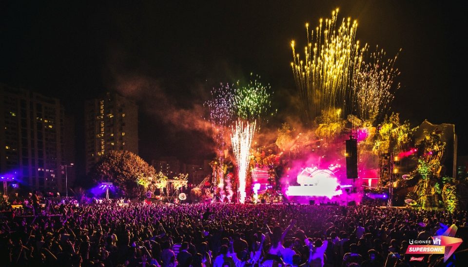VH1 Supersonic’s organizers splashed Pune’s Laxmi Lawns with color and light. Photo: Courtesy of VH1 Supersonic