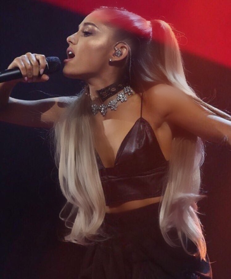 Ariana_Grande_performing