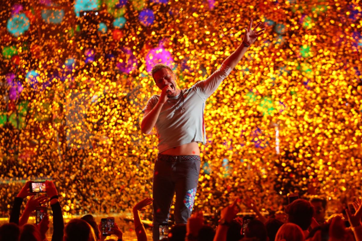 Day show. Coldplay в студии. Coldplay Happy New year.