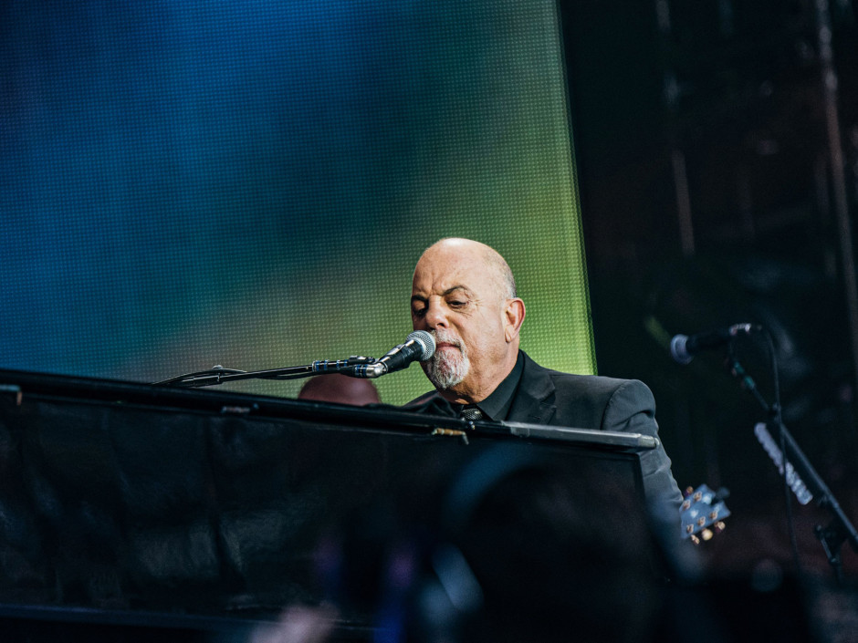 Watch Billy Joel Play ‘white Christmas’ With Alexa Ray Joel At Madison Square Garden