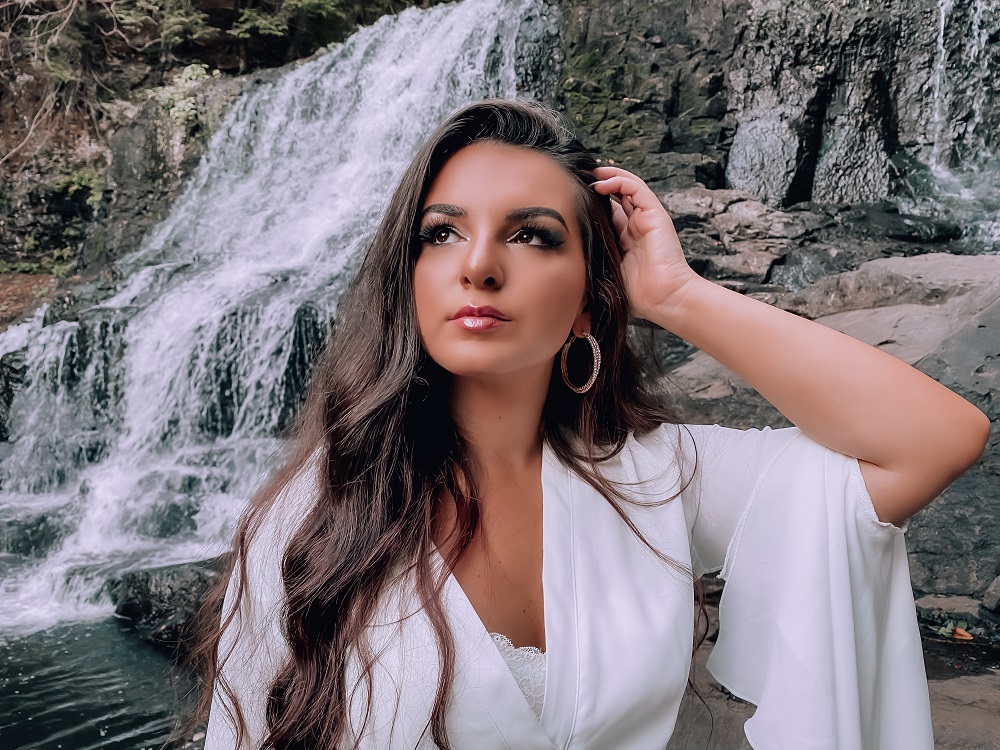 Hear Vocalist Lexi Mariah’s Latest Indie-Pop Single ‘Waterfall’