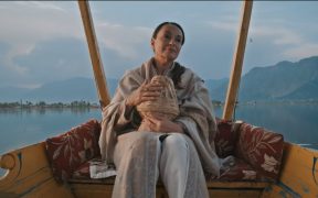 Soni Razdan in Ae Savere music video