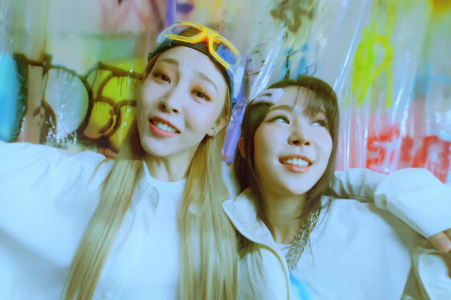 MAMAMOO's Moonbyul Channels Old School Pop in 'G999'