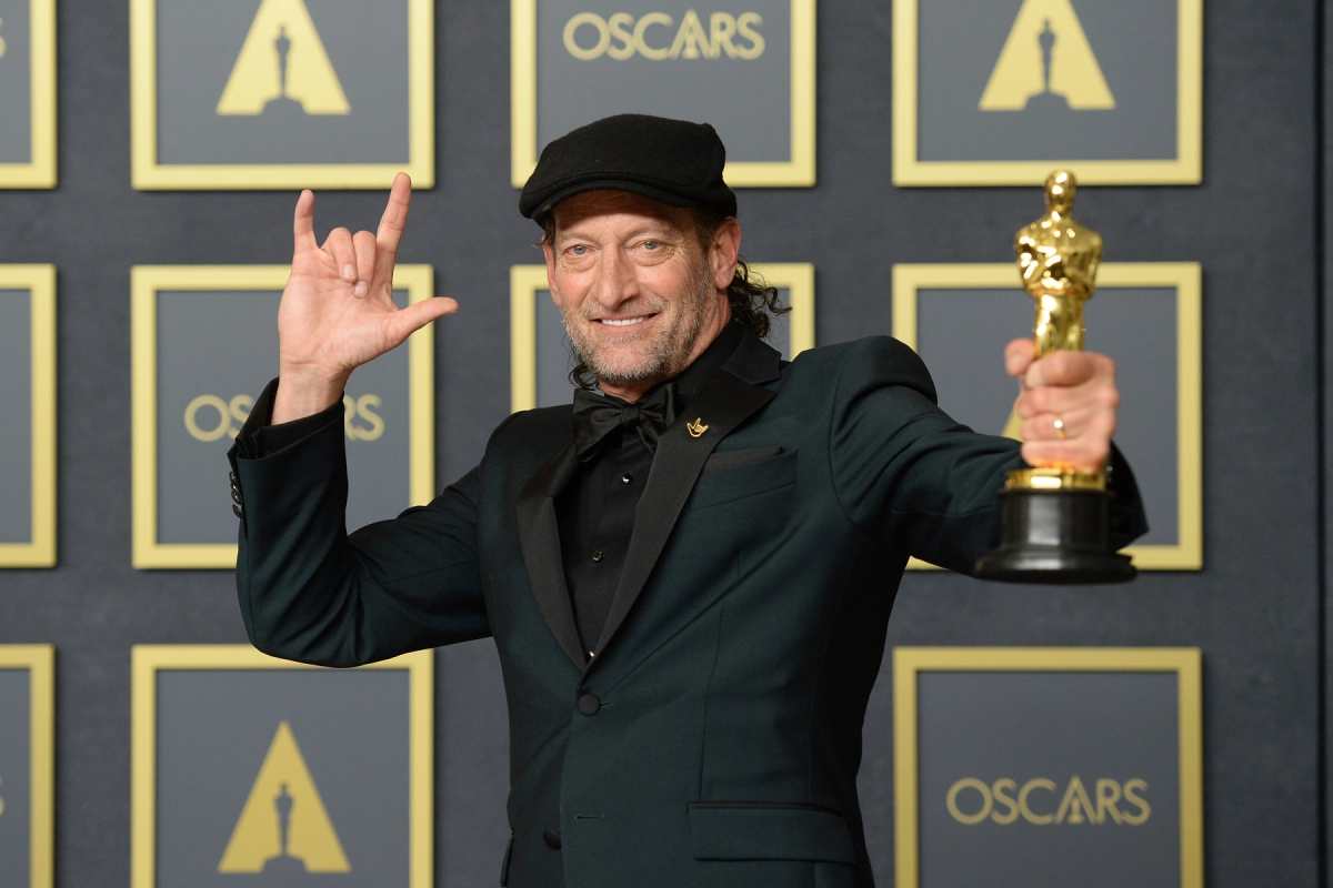 Troy Kotsur Wins Historic Oscar, Talks ‘Great Flavor’ of Deaf Community’s ‘Vulgarity’