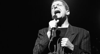 Watch Leonard Cohen Perform an Emotional 7-Minute ‘Hallelujah’ in 1988