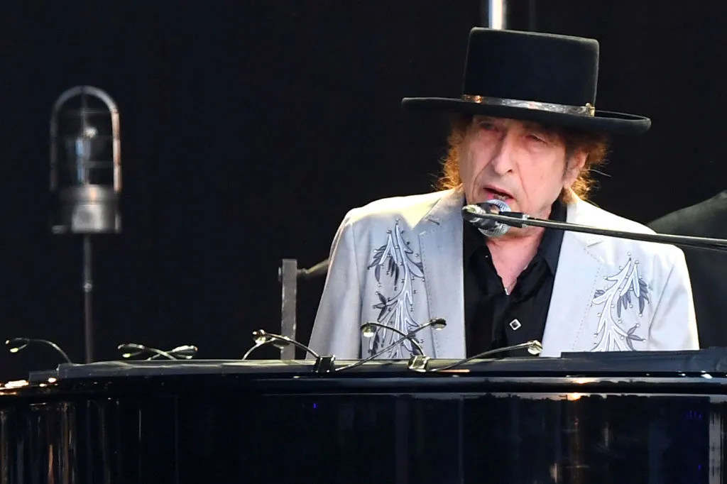 Bob Dylan Apologizes Over Autopen Controversy: ‘An Error in Judgement’