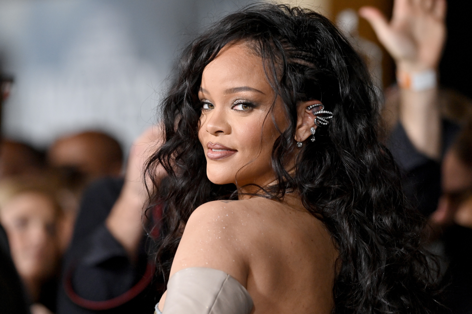 Rihanna Crushes Hope for New Album, But Keeps Dream of New Music Alive