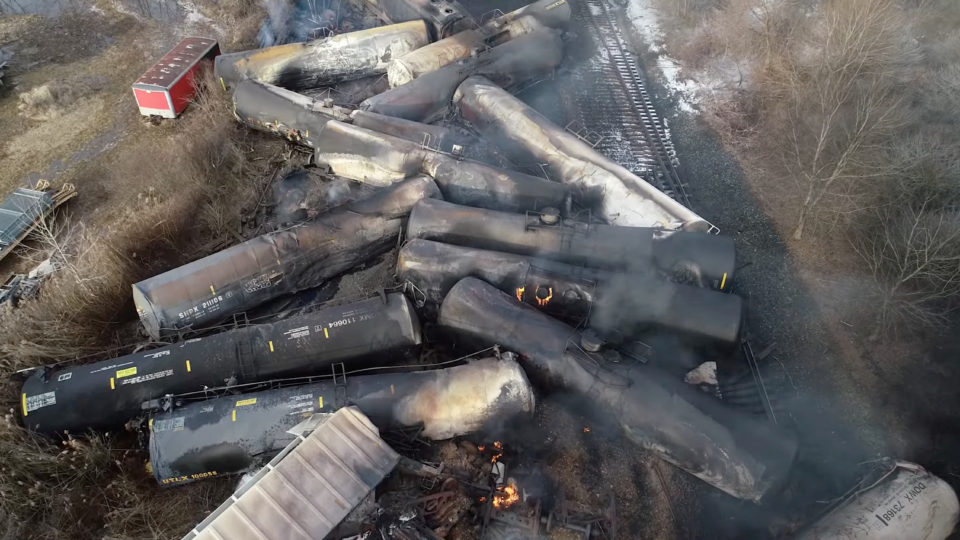 Images de drone du déraillement d'un train dans l'est de la Palestine dans l'Ohio en février 2023