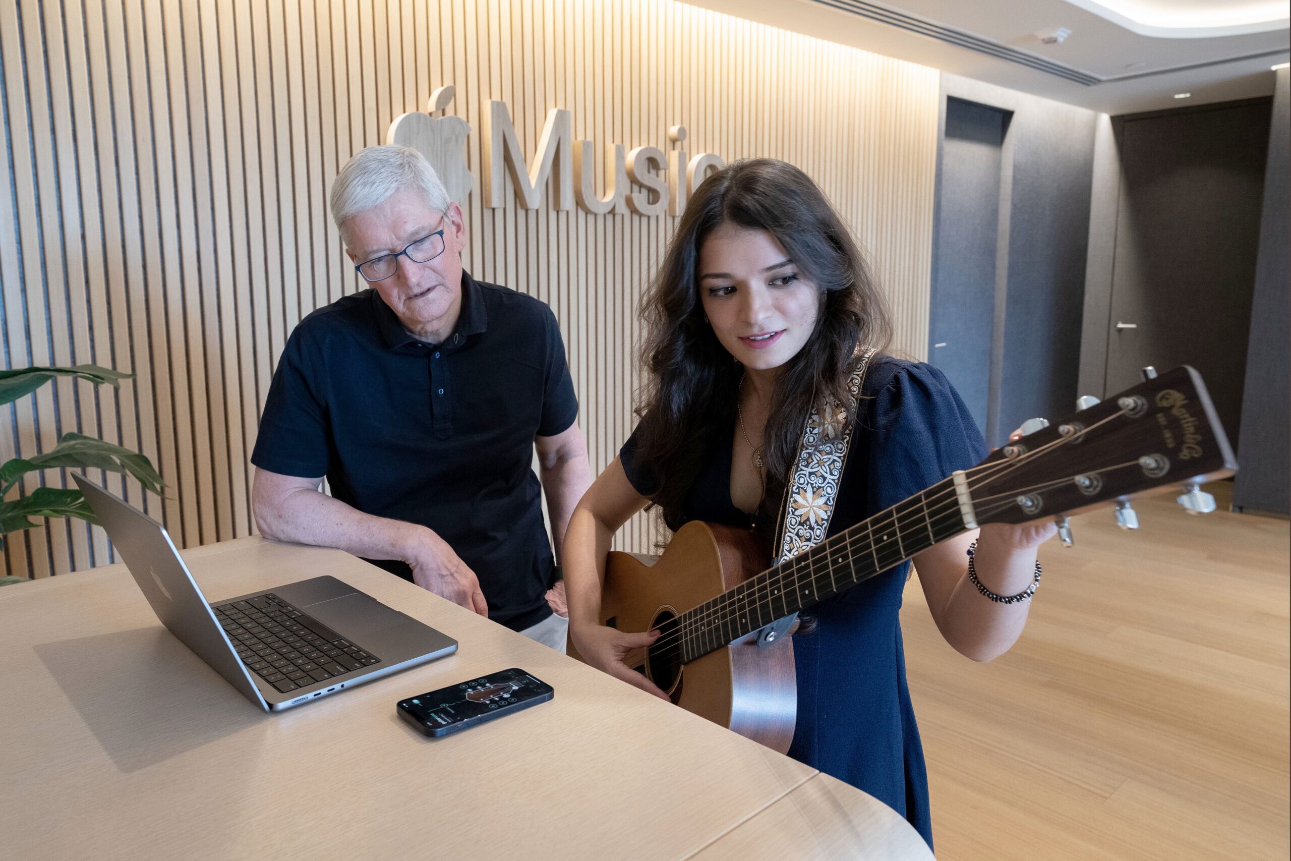 <strong>Singer-Songwriter Mali Narrates Her Heartwarming Rendezvous With Tim Cook </strong>