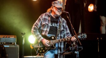 Neil Young Travels Back to 1973 at Transcendent 50th-Anniversary Concert at the Roxy
