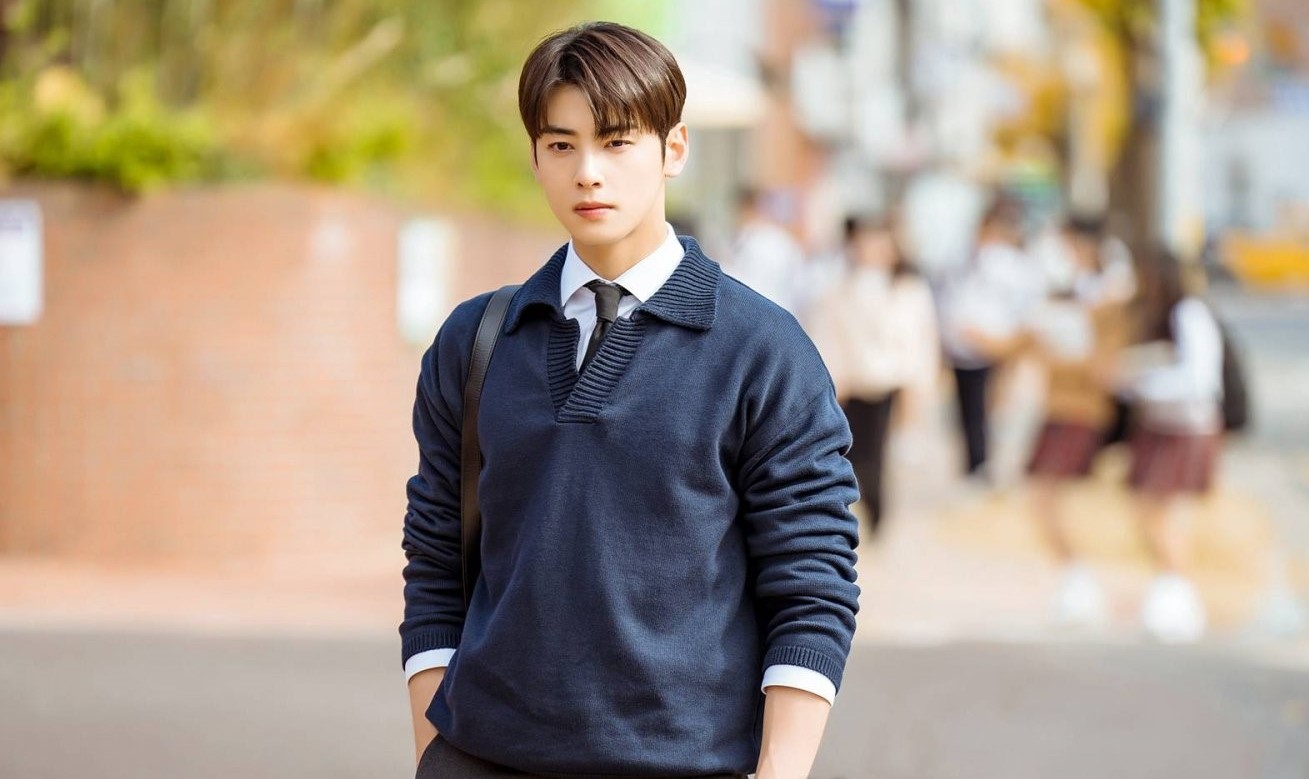 Cha Eun-woo is a handsome maths teacher dealing with trauma in