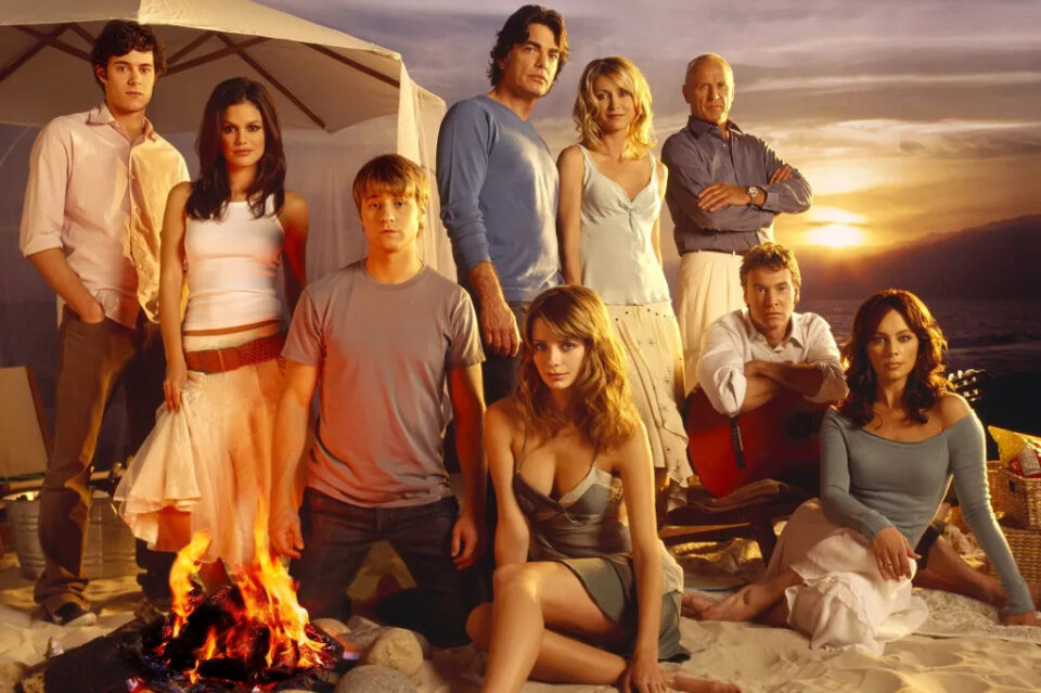 ‘The O.C’ cast: Adam Brody, Rachel Bilson, Ben McKenzie, Peter Gallagher, Mischa Barton, Kelly Rowan, Alan Dale, Tate Donovan, and Melinda Clarke. © WB / COURTESY: EVERETT COLLECTION