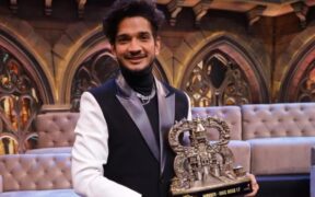 Munawar Faruqui holds up the Bigg Boss 17 trophy