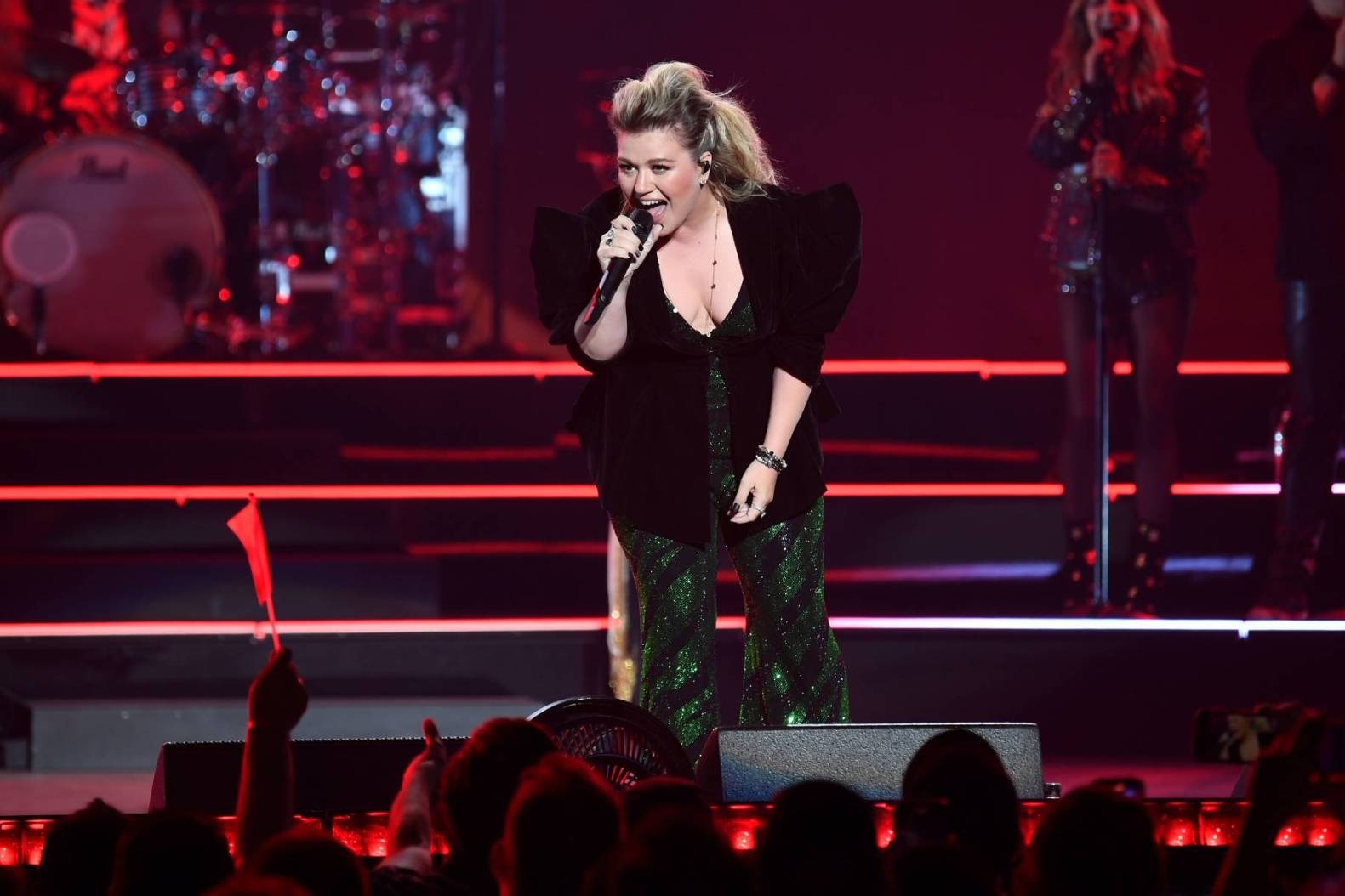 Kelly Clarkson Helps Marry Gay Couple at New Year's Eve Show