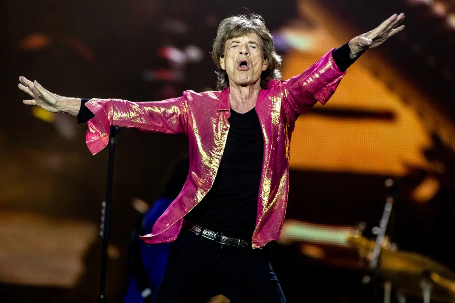 Mick Jagger Dances Like There’s Nobody Watching to ‘Moves Like Jagger’ at a Bar