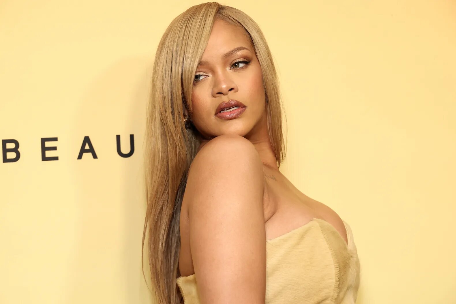 Rihanna Again Teases New Album ‘R9’: ‘It’s Gonna Be Amazing’