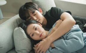 Kim Ji-won and Kim Soo-hyun in a scene from 'Queen of Tears'