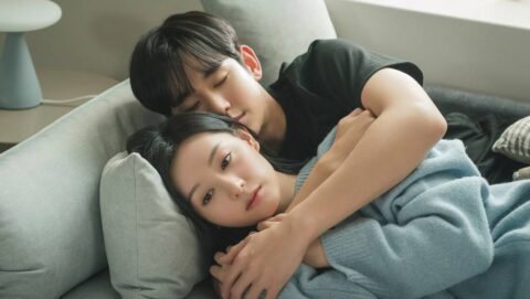 Kim Ji-won and Kim Soo-hyun in a scene from 'Queen of Tears'