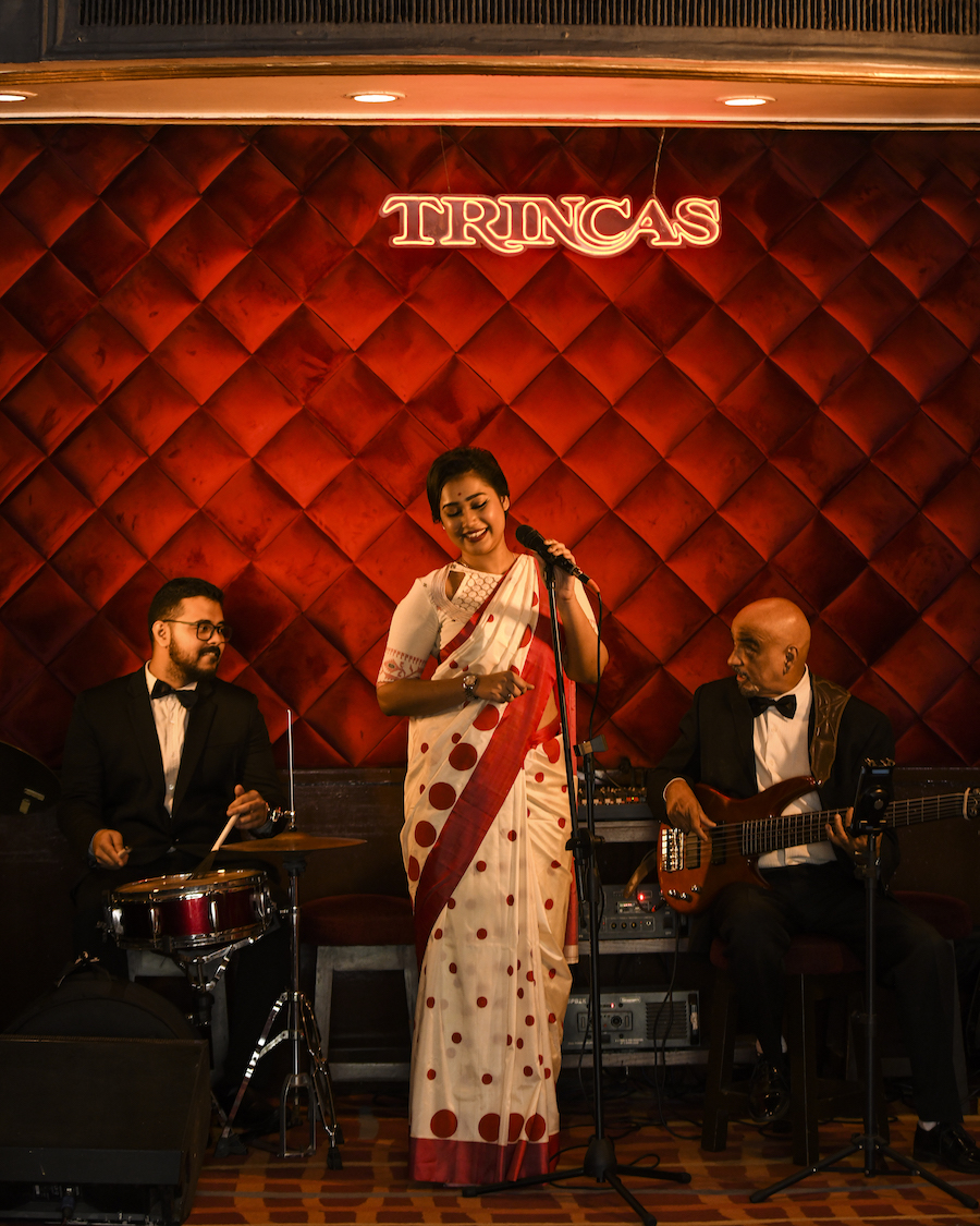 Vocalist Aneeshaa Seth (center) performs with Willie Walters (right) at Trincas in Kolkata. Photo: Courtesy of Trincas.