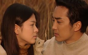 Song Hye-kyo as Choi Eun-suh (left) and Song Seung-heon as Yoon Joon-suh (right) in a scene from 'Autumn in My Heart.'