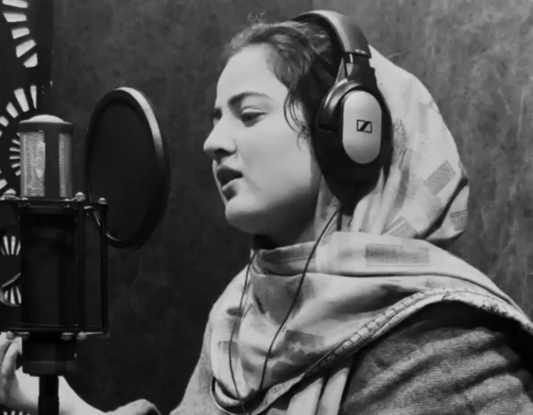 Singer Masrat Un Nisa recording songs