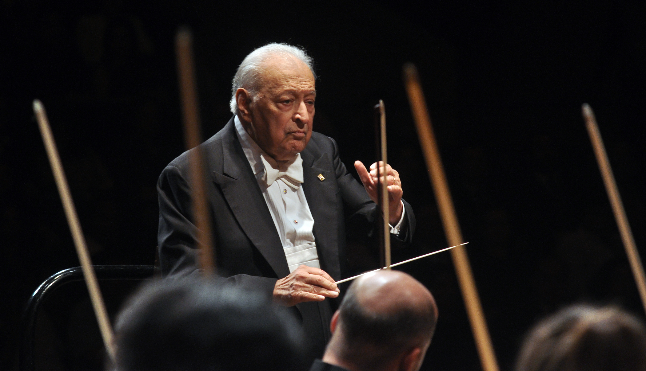 Zubin Mehta conducting an orchestra