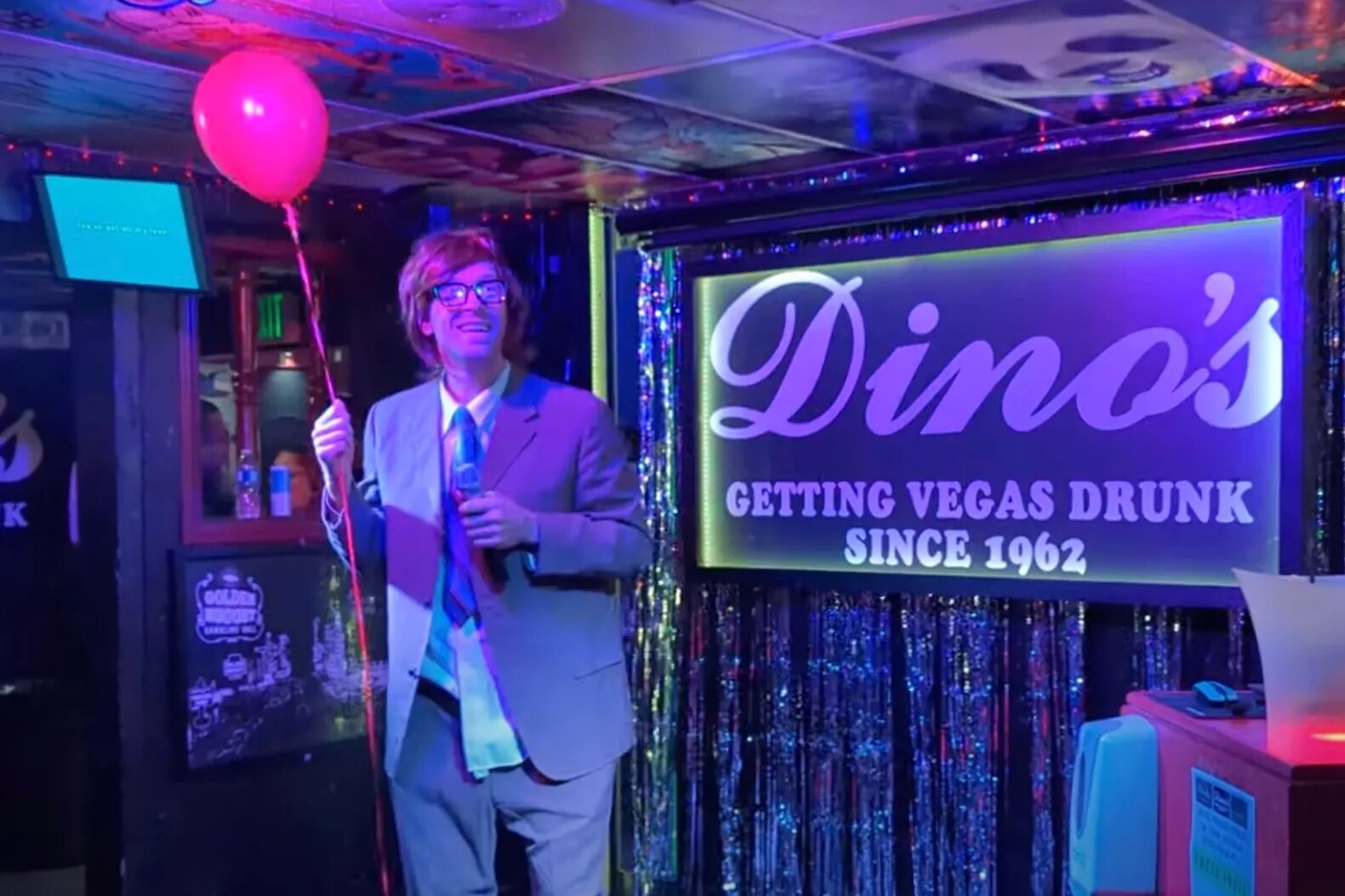 See a Disguised Chris Martin Sing New Coldplay Song at Las Vegas Karaoke Bar