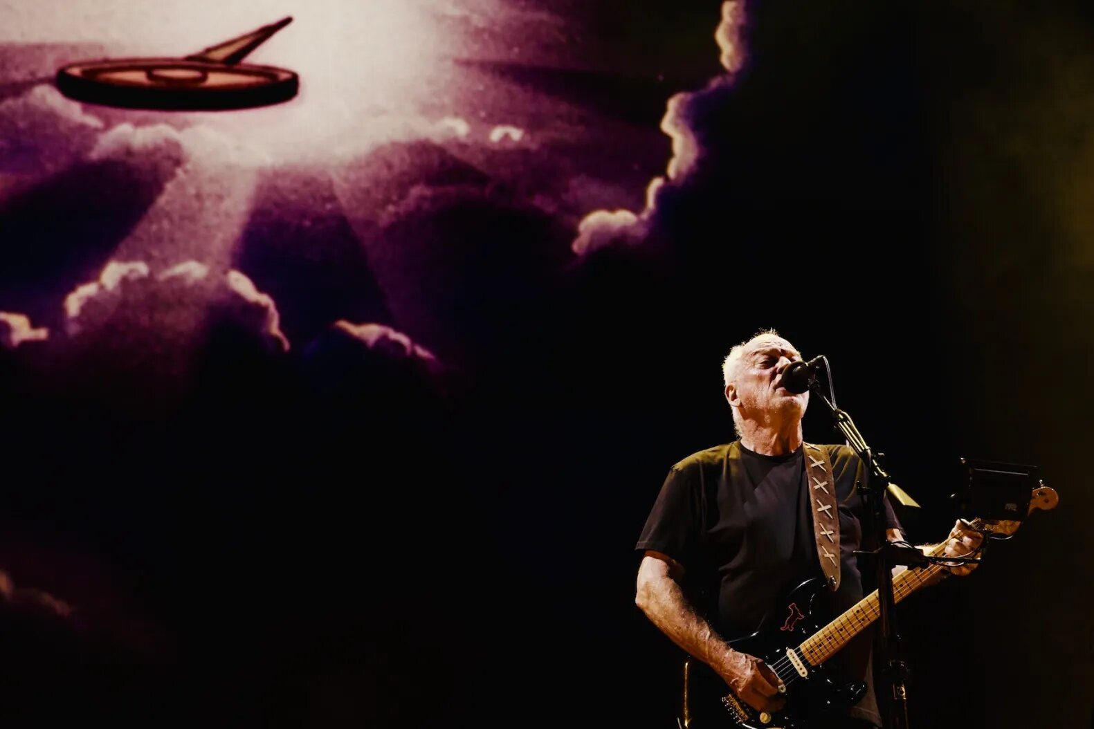 Watch David Gilmour Play a Stunning ‘Comfortably Numb’ at World Tour Kickoff