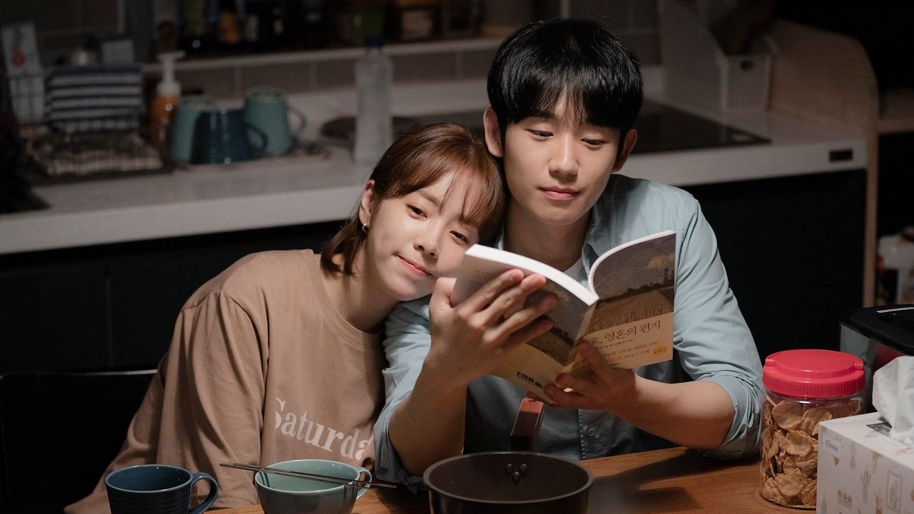 Han Ji-min and Jung Hae-in in a scene still from 'One Spring Night'