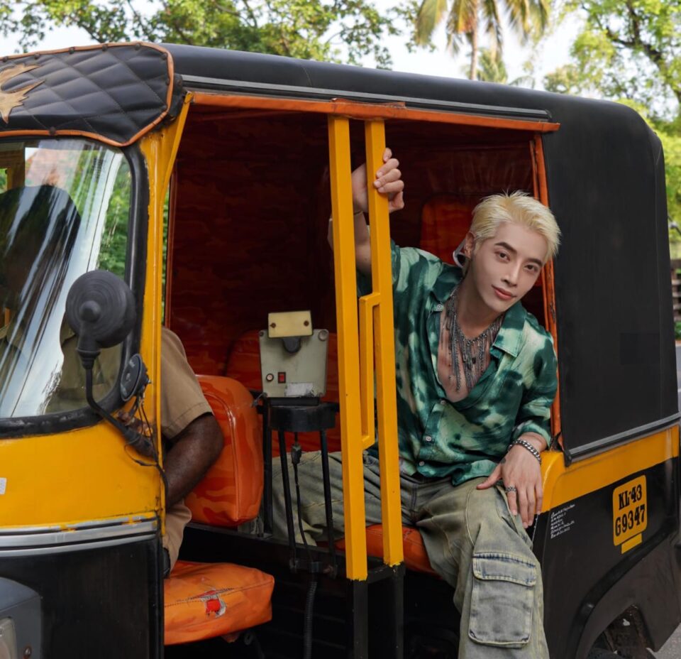 Aoora stepping out of an auto rickshaw wearing green shirt and pants with white shoes